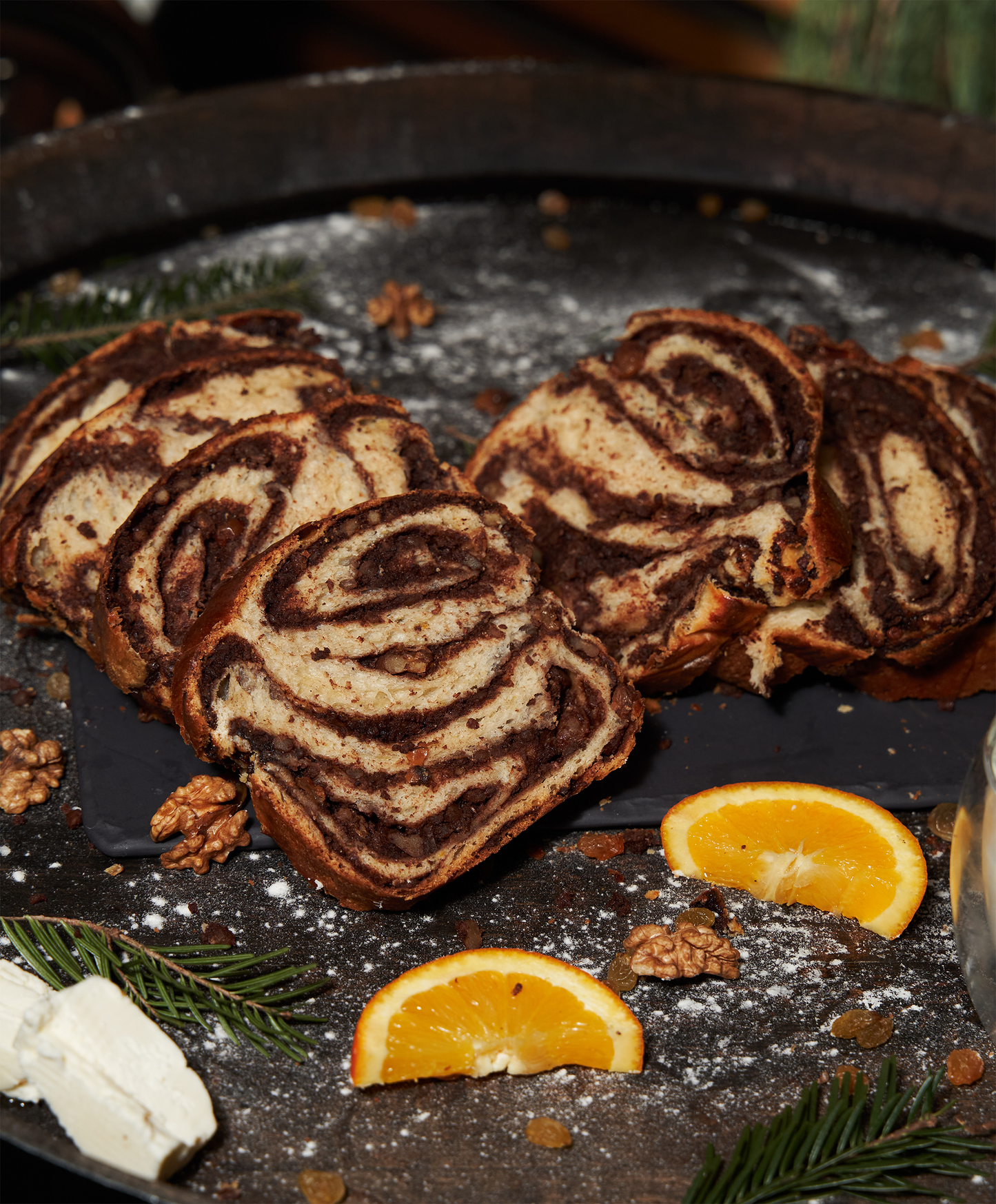 Cozonac clasic cu nuca si stafide